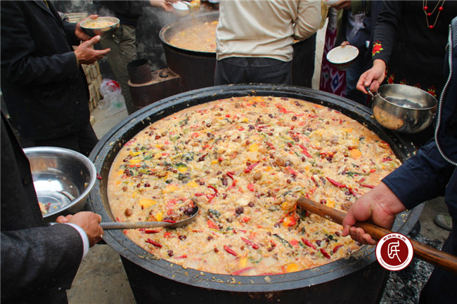 为村民准备的十九种原料烹饪的诺肉孜饭